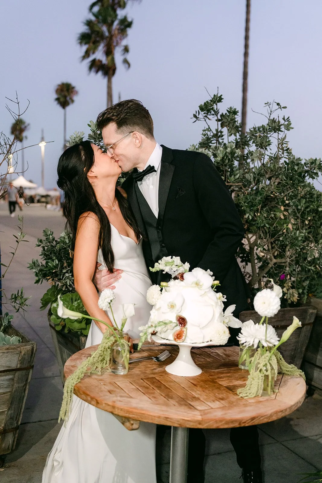 A kiss behind the wedding cake