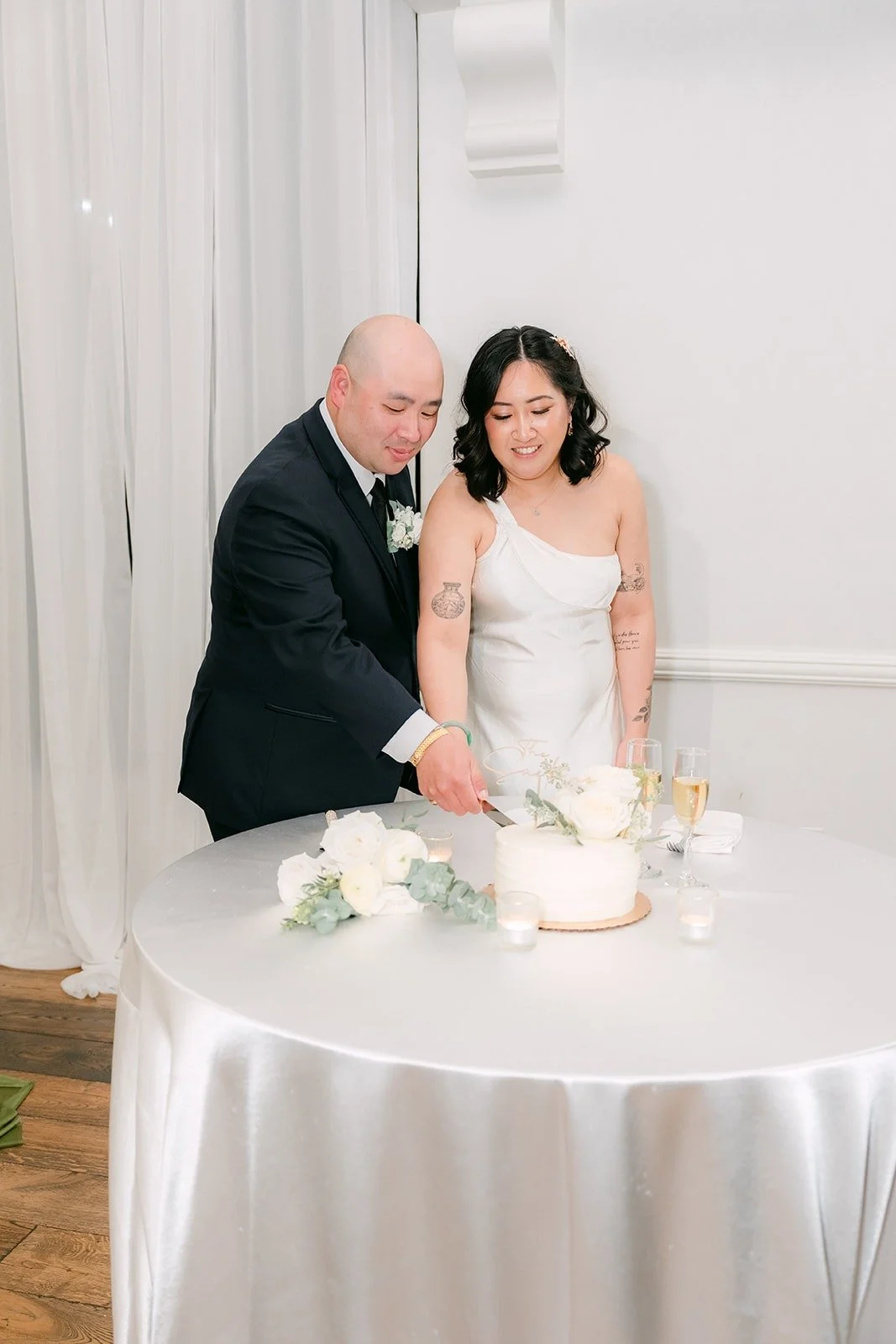 Vivian and Yao cutting their cake