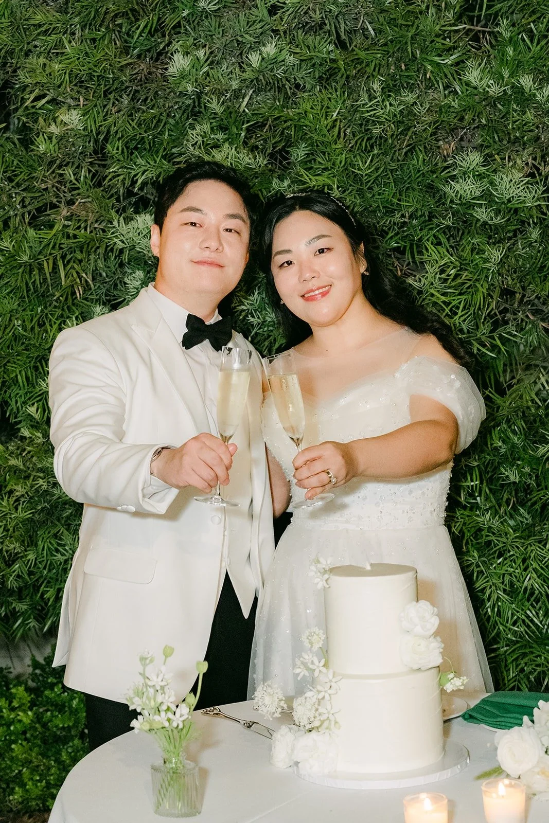 Chorok and Min Soo cutting their wedding cake