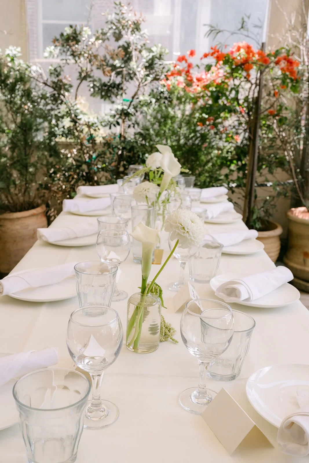 The reception table with white florals