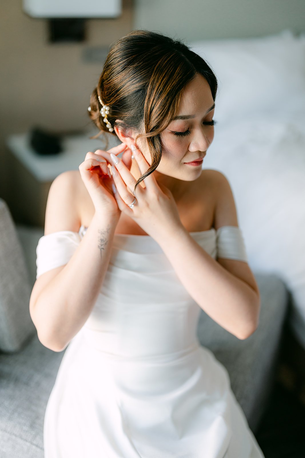 Amanda putting on her earrings before the first look.