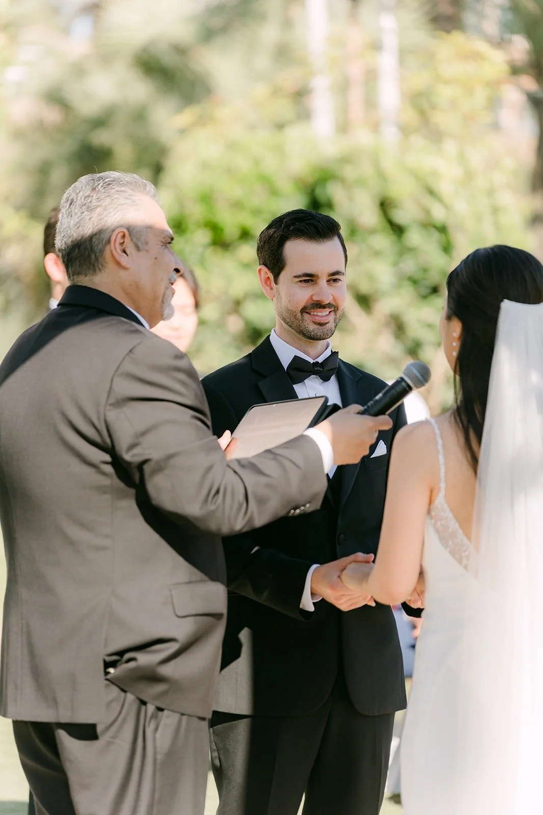 Officiant Louis Candelaria leading the ceremony for Stephanie and Kevin