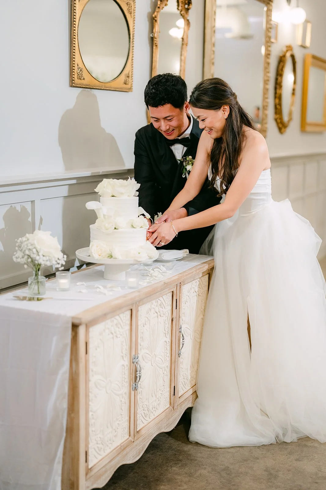Jadee and Richard cutting their cake