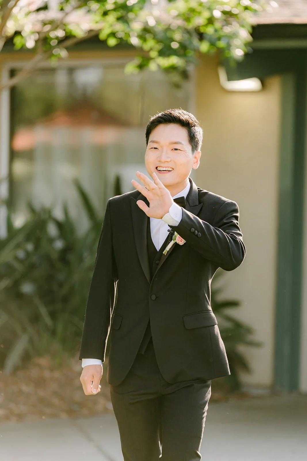 Eunsang waving as he walks to the front of the ceremony