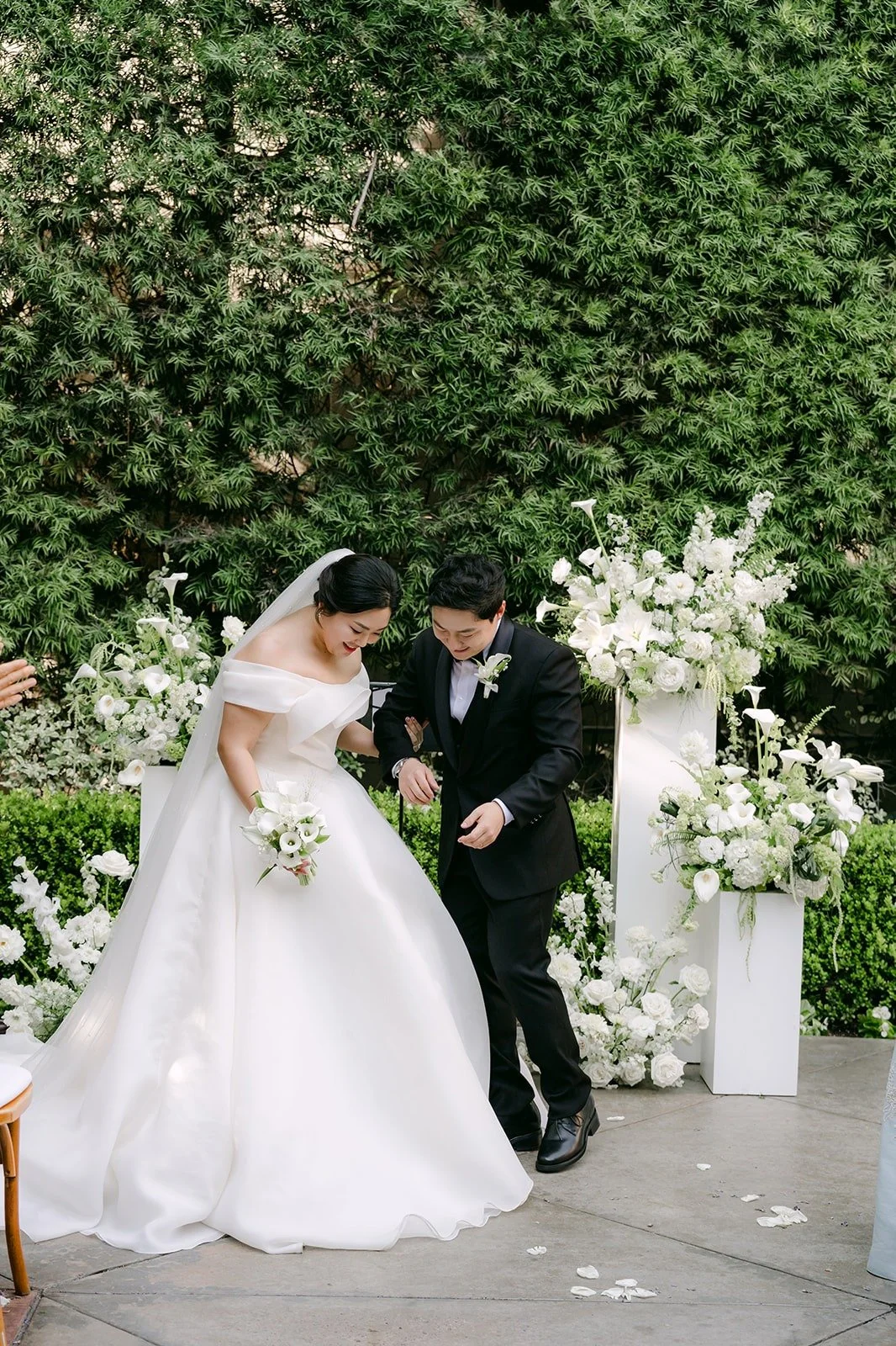 Chorok and Min Soo bowing toward their guests