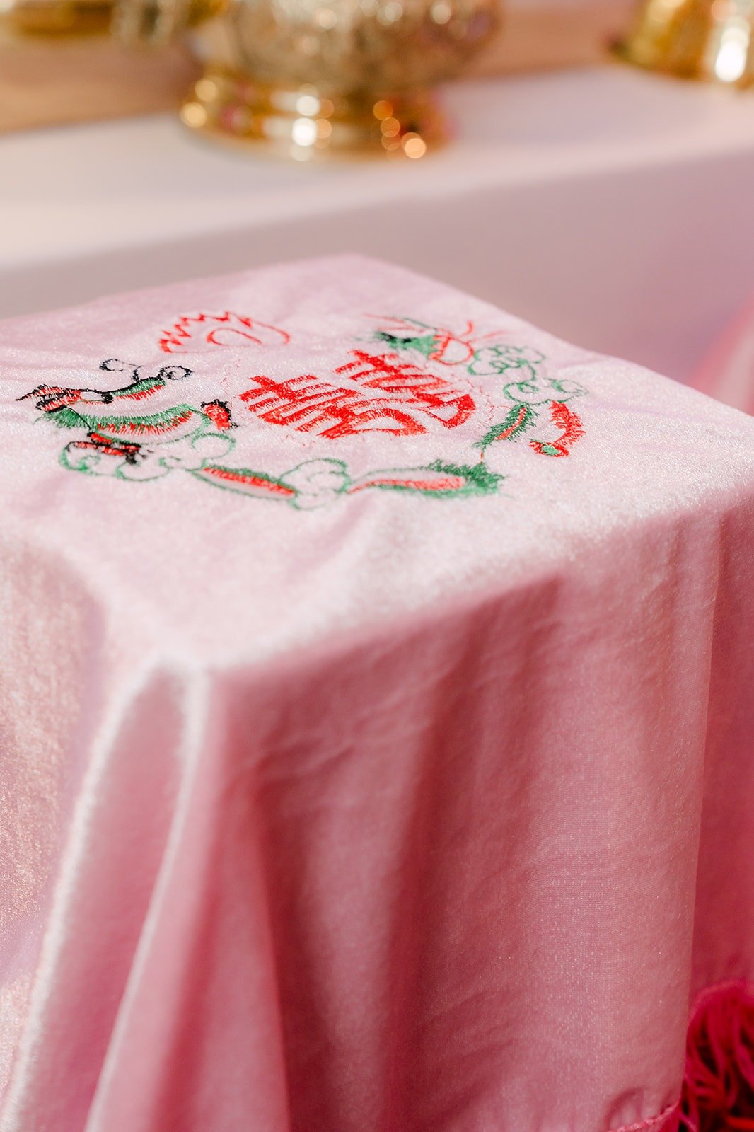 Embroidered double happiness cloth on the tea table