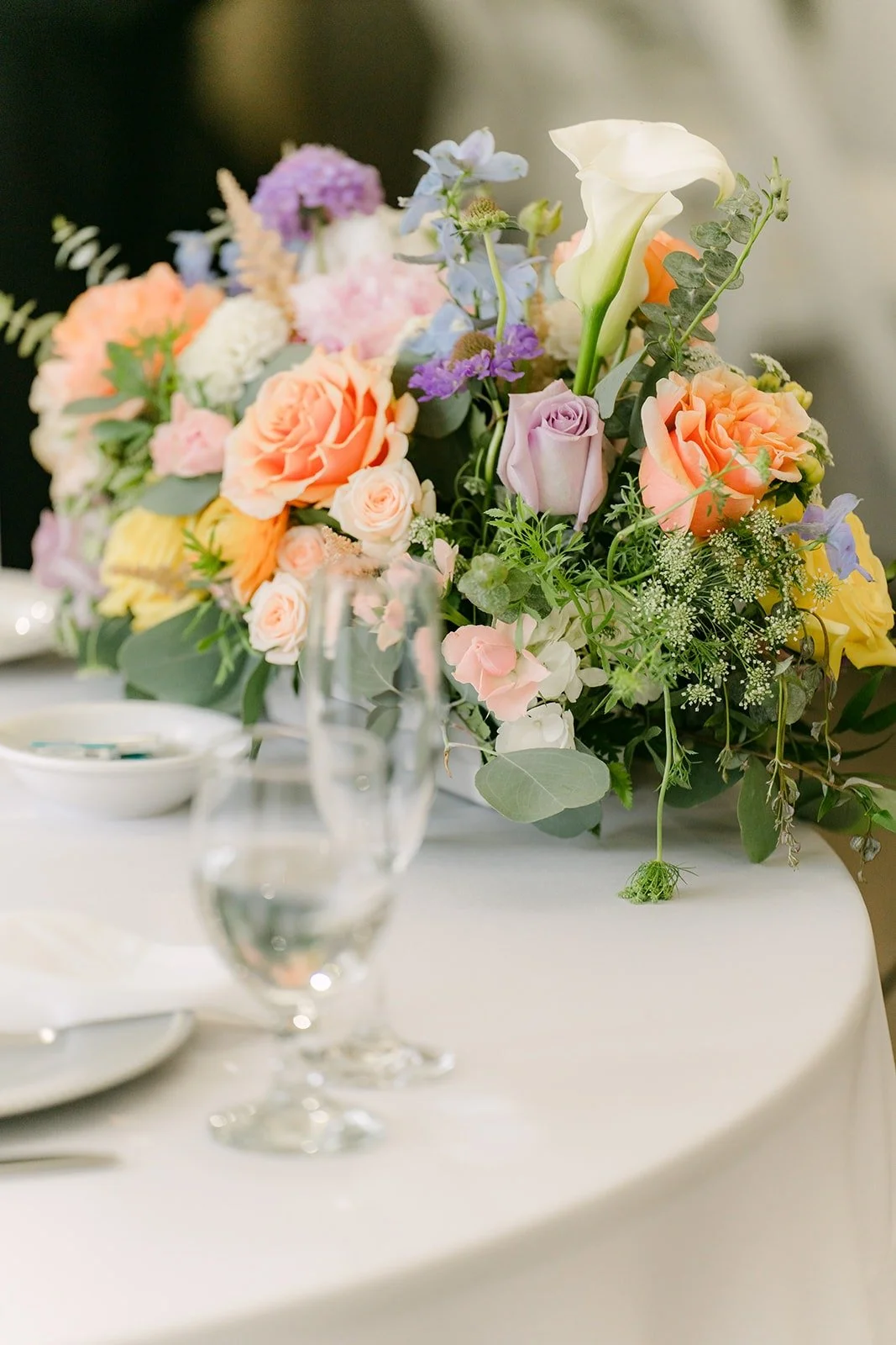 Close up of a peach and lavender centerpiece