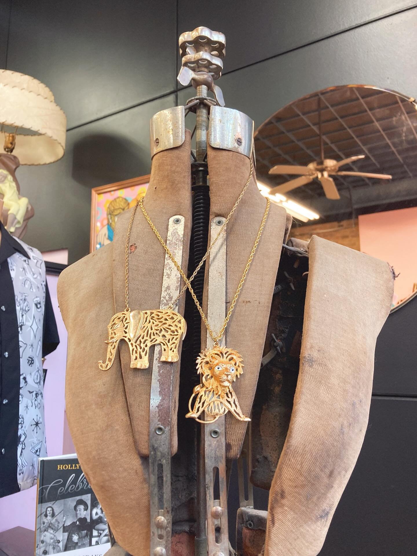 Take a walk on the WILD SIDE 🐘 🦁 

1970s gold tone lion &amp; elephant statement necklaces up for grabs 😍

More vintage jewelry is making its way on the floor &amp; online!

Shop in-store &amp; online ⬇️

🔗 in bio

#carmineandhayworth
