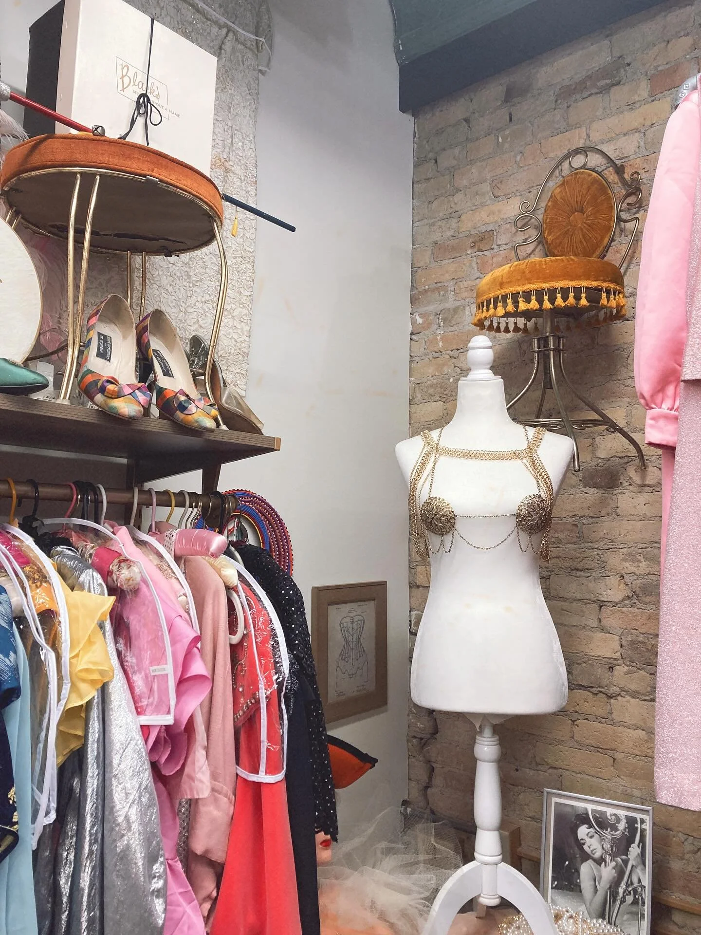 ✨Behind-the-Scenes ✨

What you don&rsquo;t see when you come into the shop 👀 

This is my little piece of heaven 💕

#carmineandhayworth