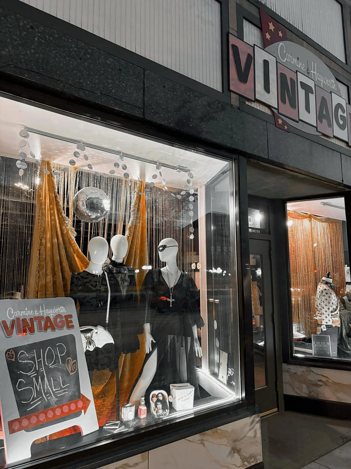 New Month 🎃 New Windows 👻🖤

#carmineandhayworth