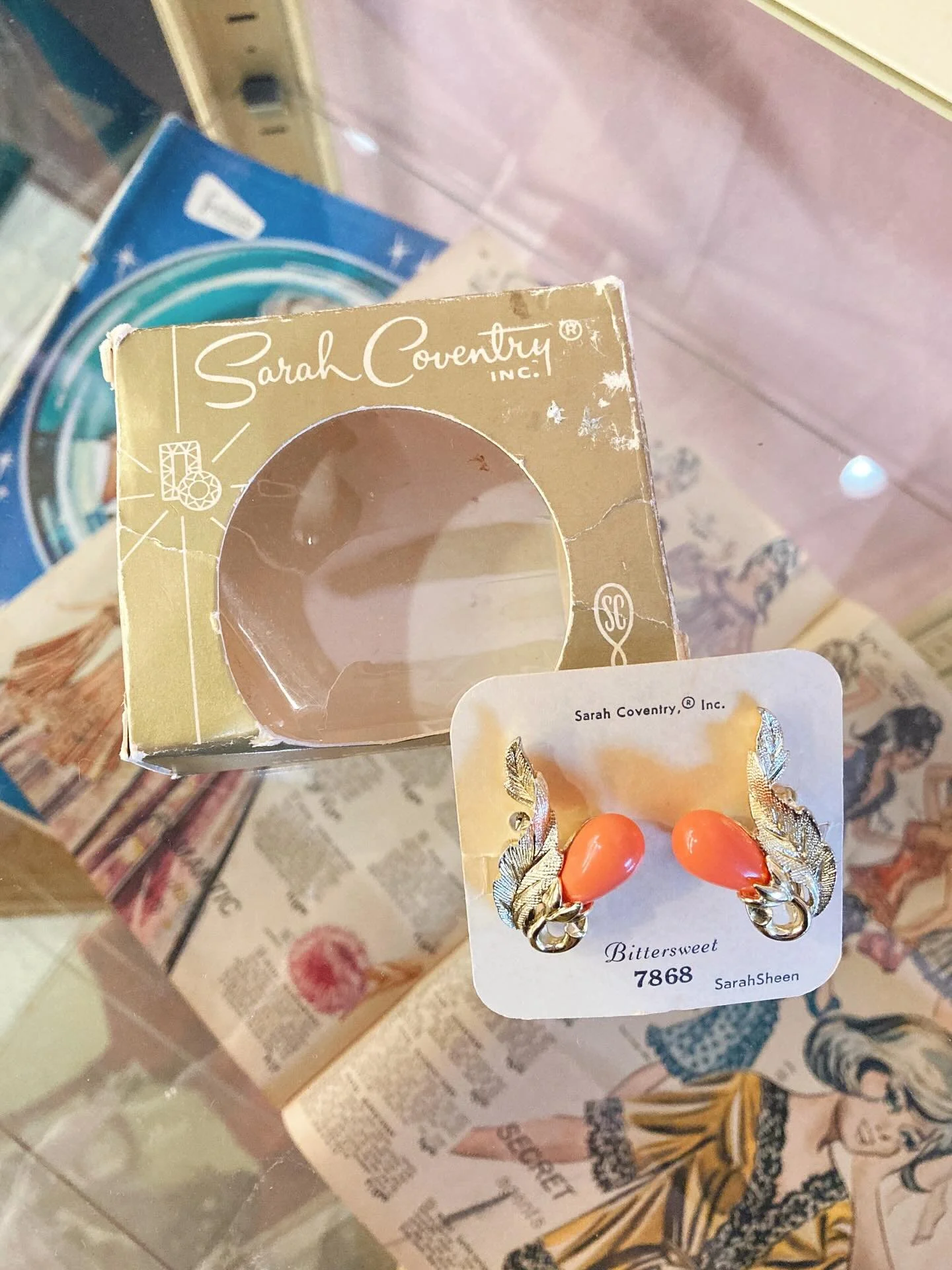 I&rsquo;m a SUCKER for any kind of vintage with its original tags or box 😍

This pair of 1969 clip-on earrings by Sarah Coventry is stunning ✨

The box itself is a work of art 💕

Available IN-STORE &amp; ONLINE ⬇️

🔗 in bio

#carmineandhayworth