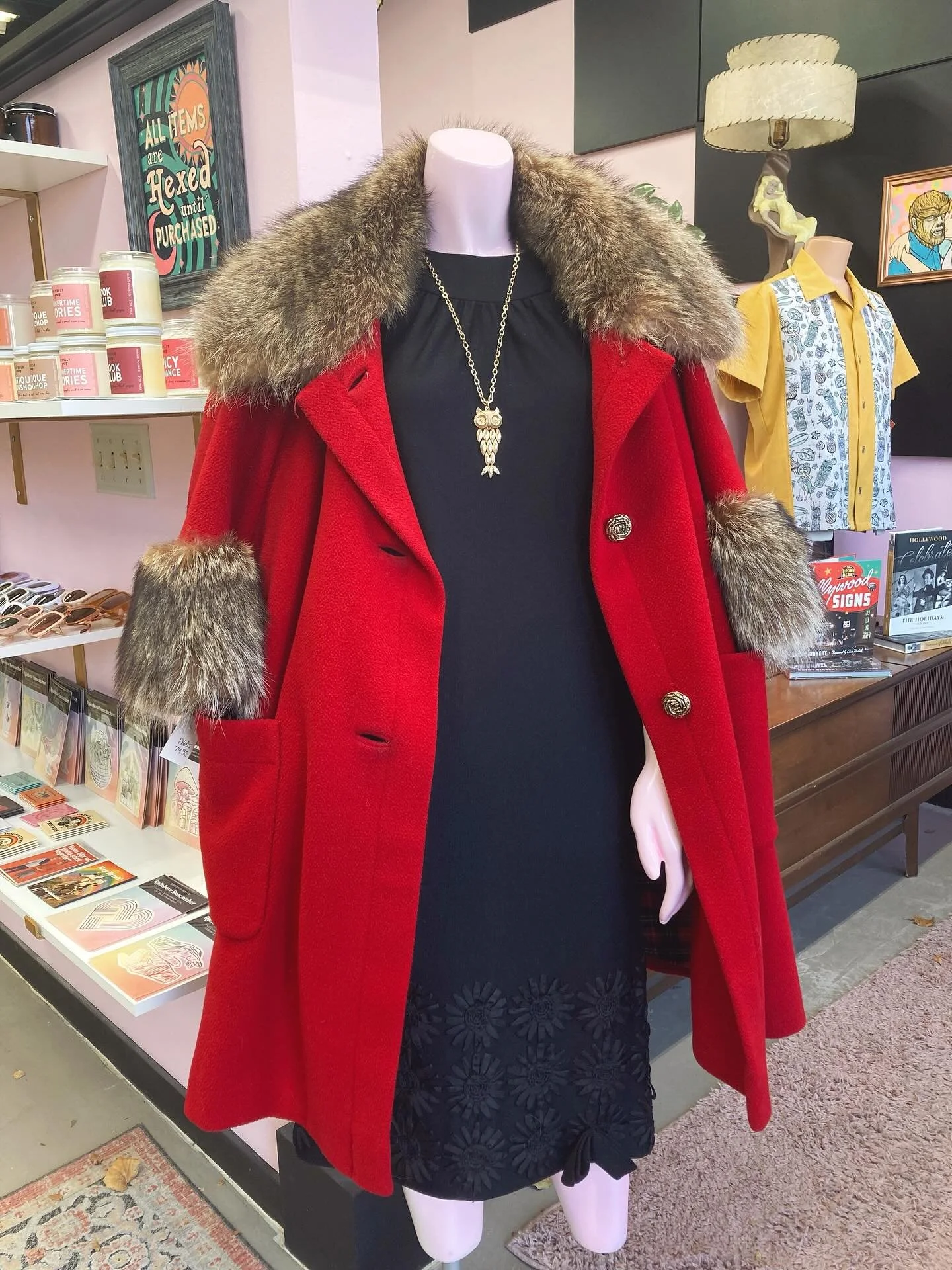 LUSH Glamour 💕

Doesn&rsquo;t it feel good to break out the vintage coats? 🥰

OPEN 11-5

#carmineandhayworth