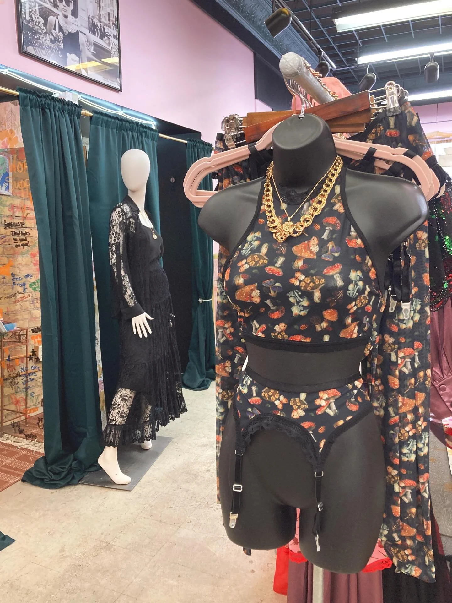 Friday Views 🖤💘

OPEN 11-5

#carmineandhayworth