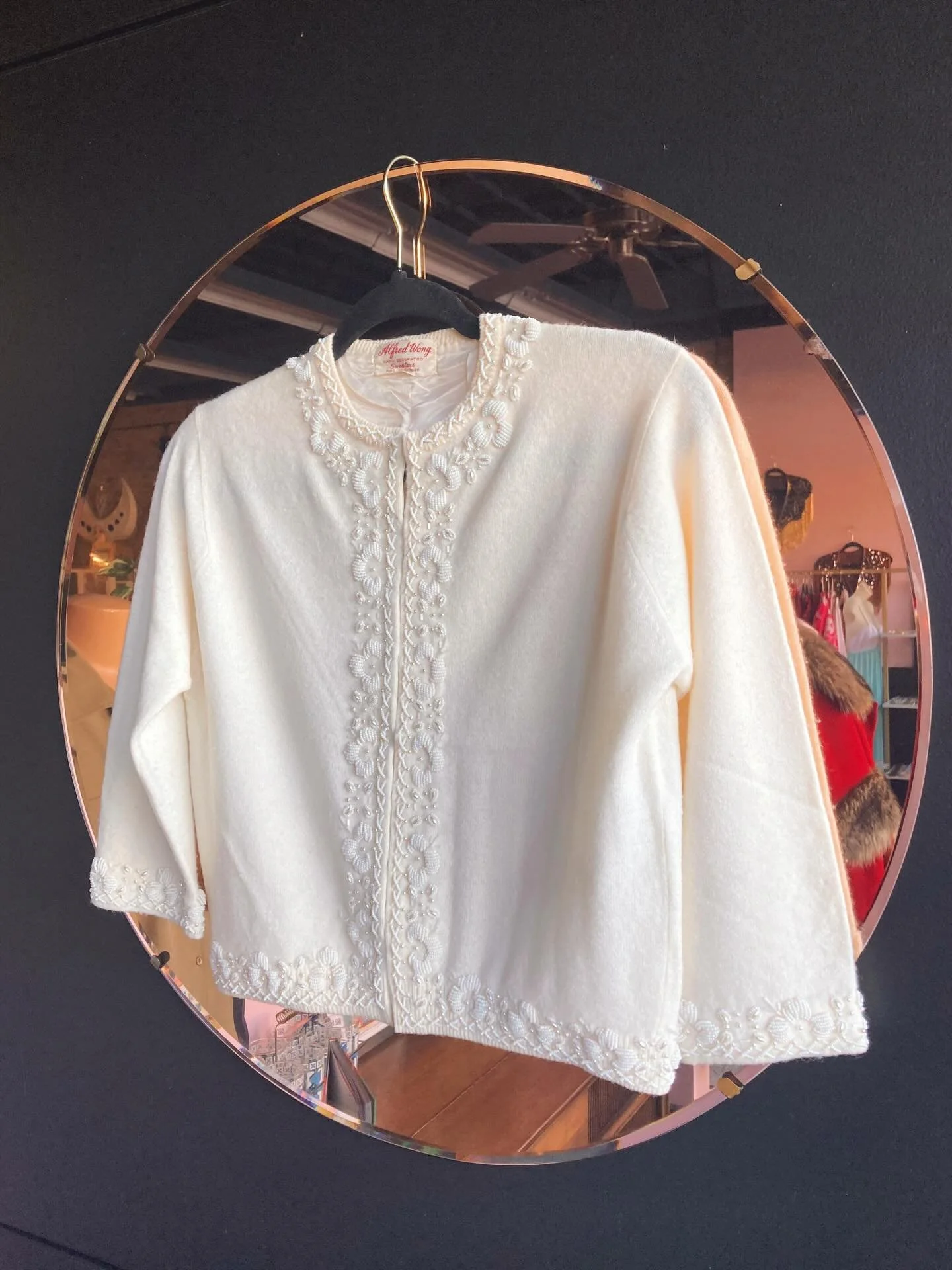 When do you see intricate beadwork like this nowadays? 

This STUNNING 1950s cardigan is a true wonder 💕

OPEN 12-4

#carmineandhayworth