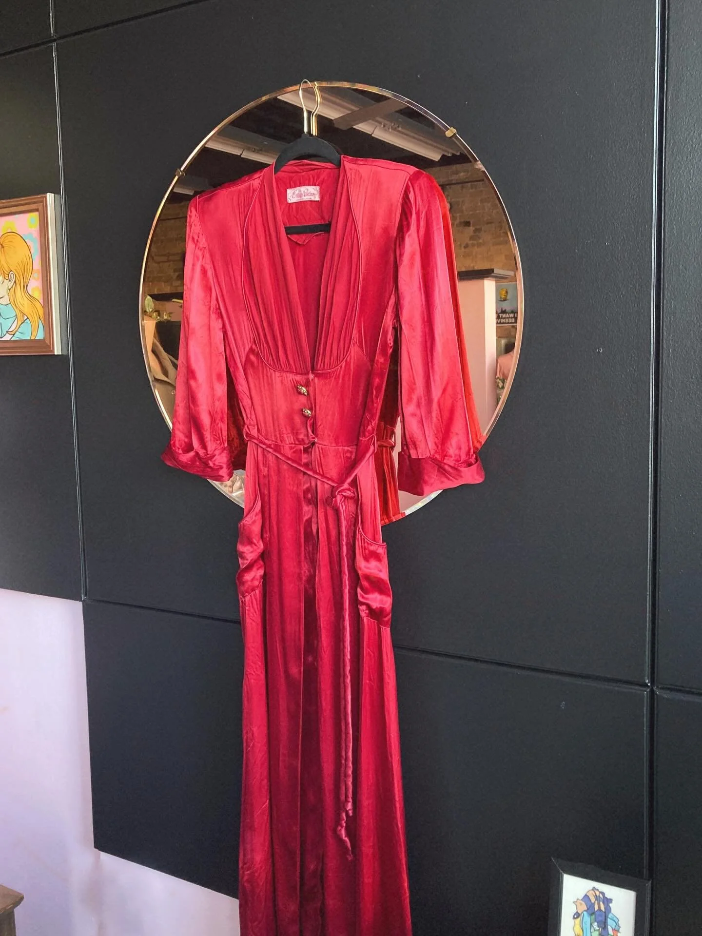 Let&rsquo;s hear it for OLD HOLLYWOOD GLAMOUR ✨

She&rsquo;s not perfect, but who is? 

This 1950s Evelyn Pearson beauty just hit the floor 💕

OPEN 11-6

#carmineandhayworth