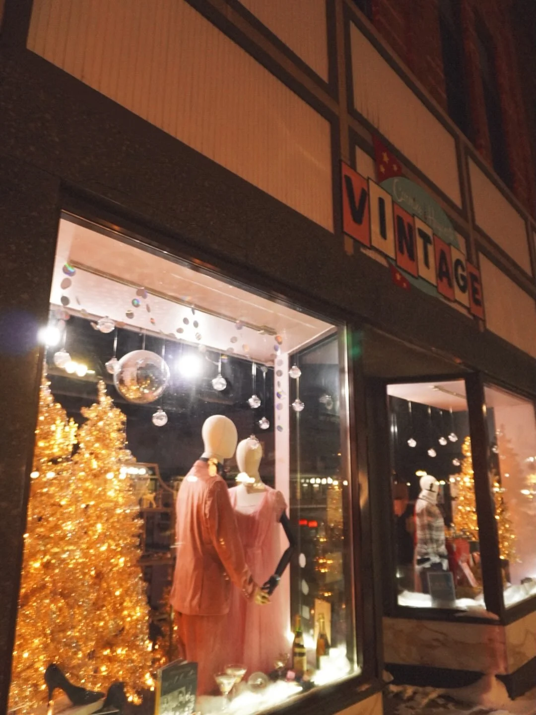 ✨ THANK YOU ✨

Thank you SO MUCH to everyone who stopped out today for VINTAGE SUNDAY ❄️ 

Seeing all of you is what keeps me going 🥰

I&rsquo;ll see you Tuesday! 

#carmineandhayworth