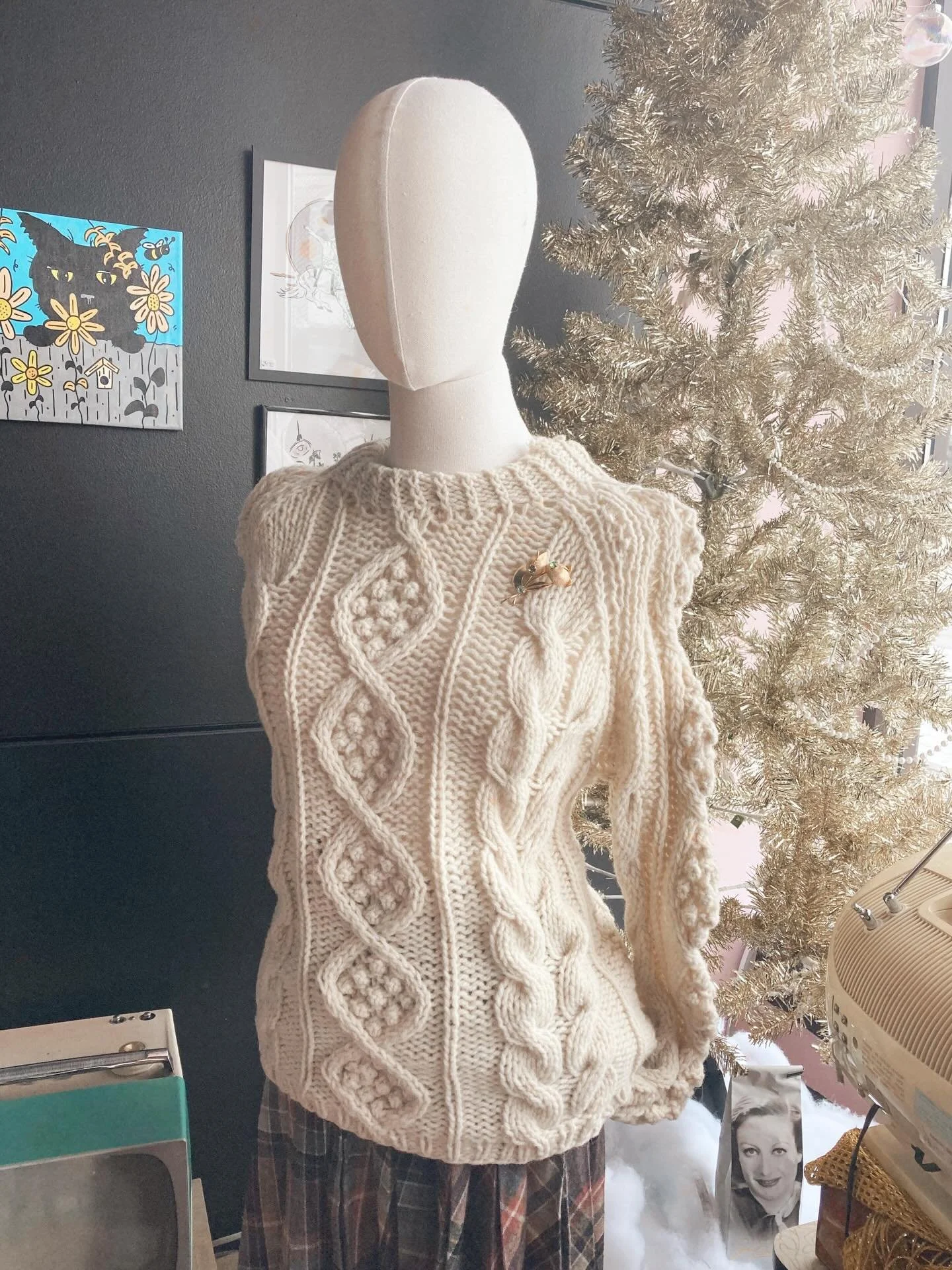 Keeping it cozy the VINTAGE way ✨

OPEN 11-5

#carmineandhayworth