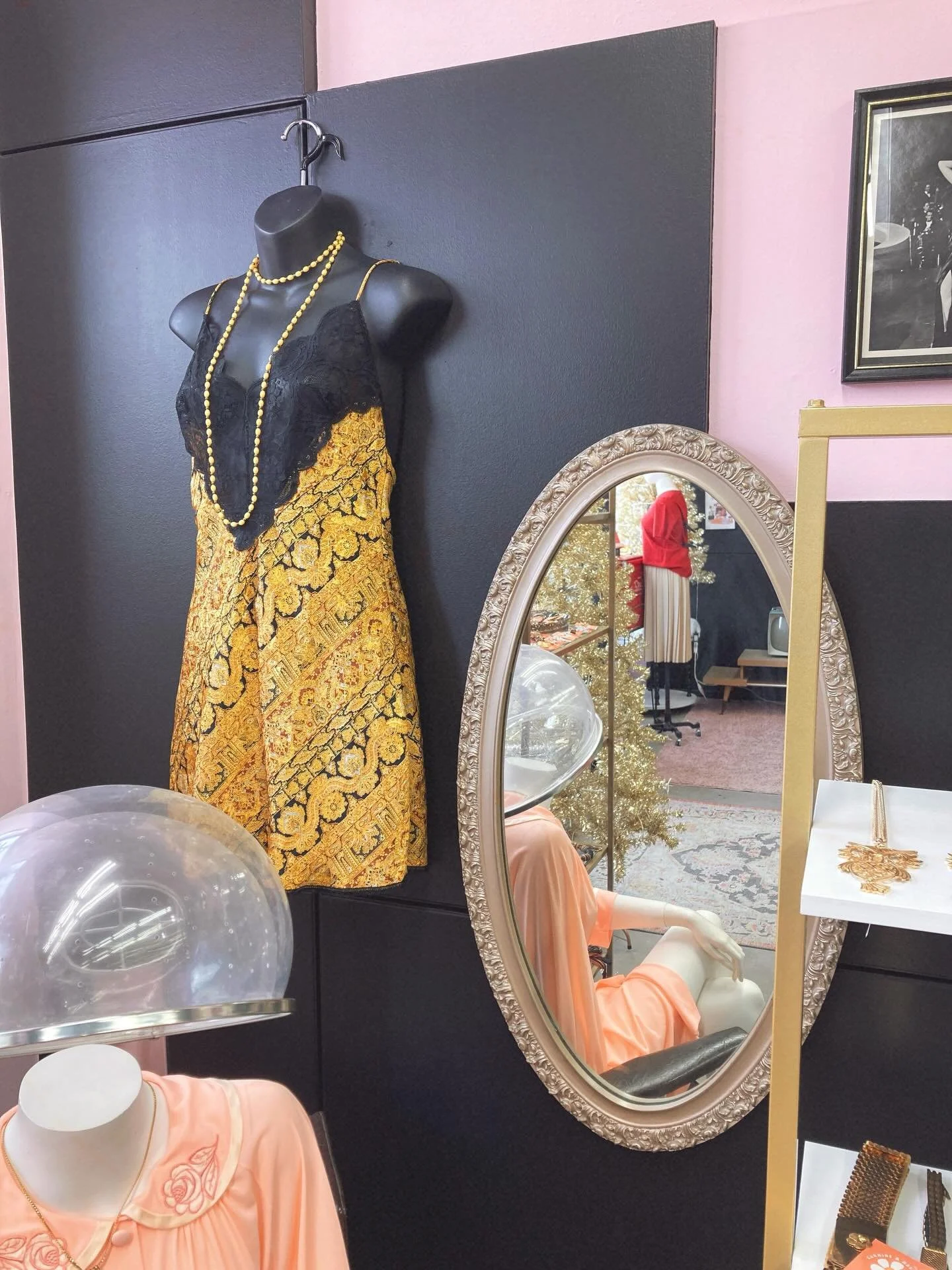 Refueled today by amazing conversations ❤️

OPEN 11-5

SUNDAY 12-4

#carmineandhayworth