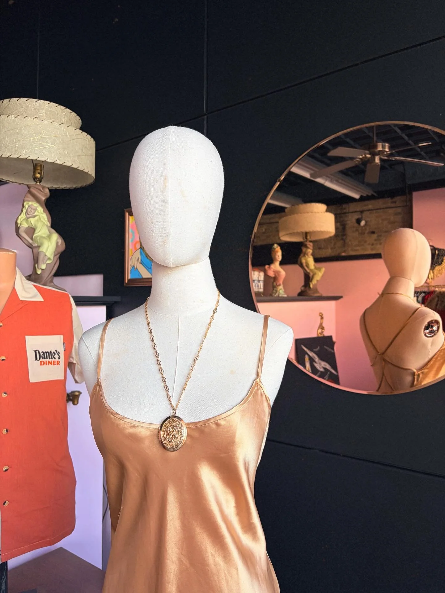 ✨ Golden Goddess ✨

1990s liquid gold nightgown for your pleasure 💘

OPEN 12-4

#carmineandhayworth