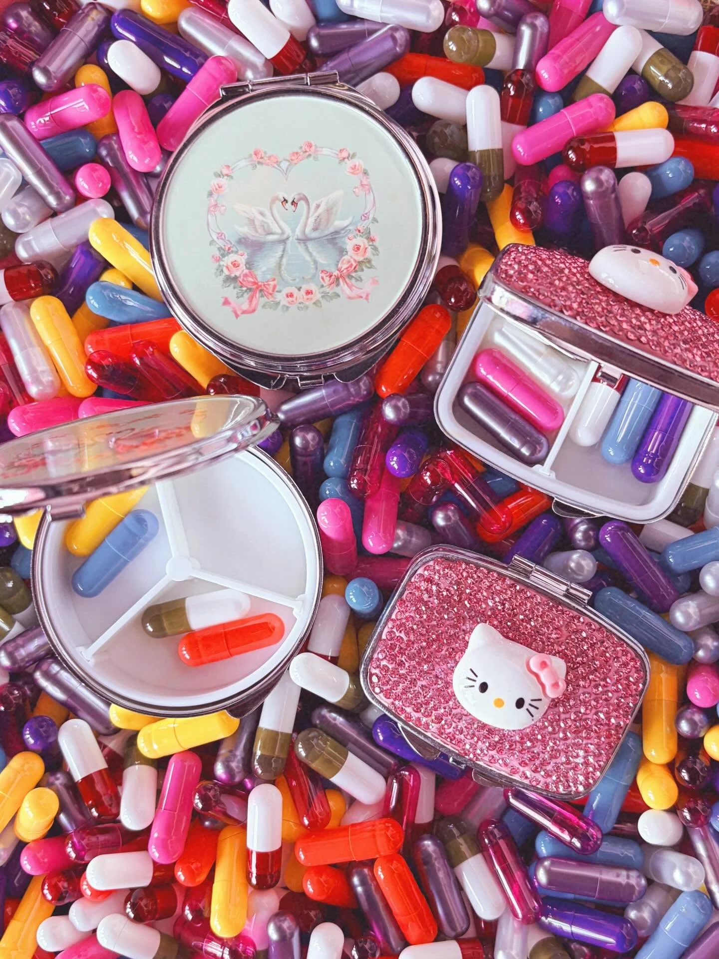 💊 One pill makes your larger
And one pill makes you small
And the ones the mother gives you
Don&rsquo;t do anything at all 🐇 

Taking my anxiety meds has gotten a lot cuter ☺️

New pill cases available IN-STORE &amp; ONLINE ⬇️

🔗 in bio

#carminea