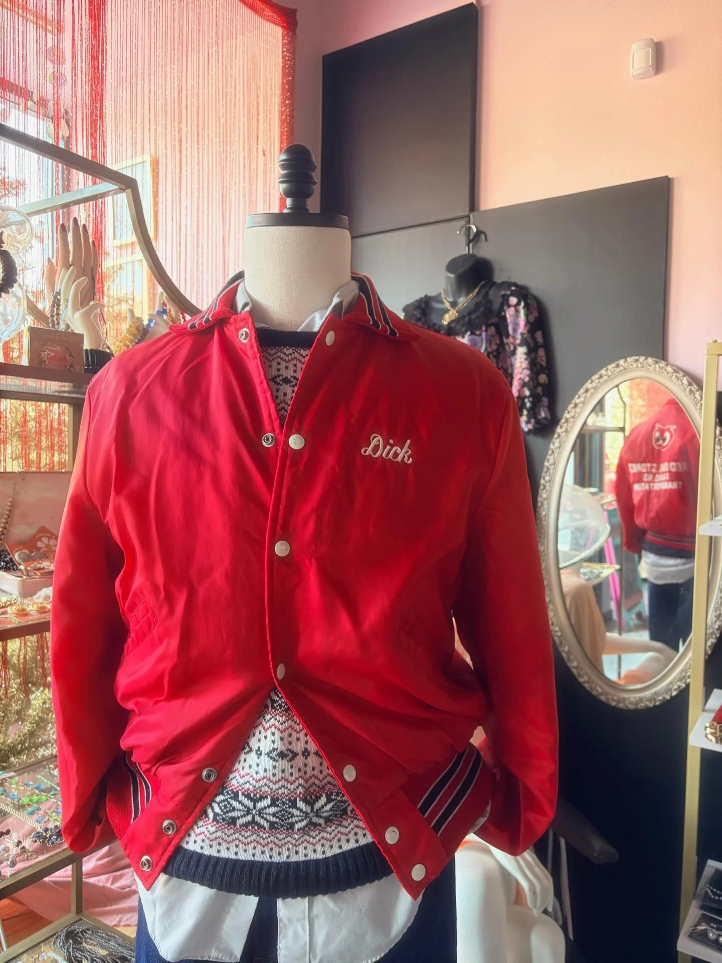 Fridays are for vintage 🥰

OPEN 11-5

#carmineandhayworth