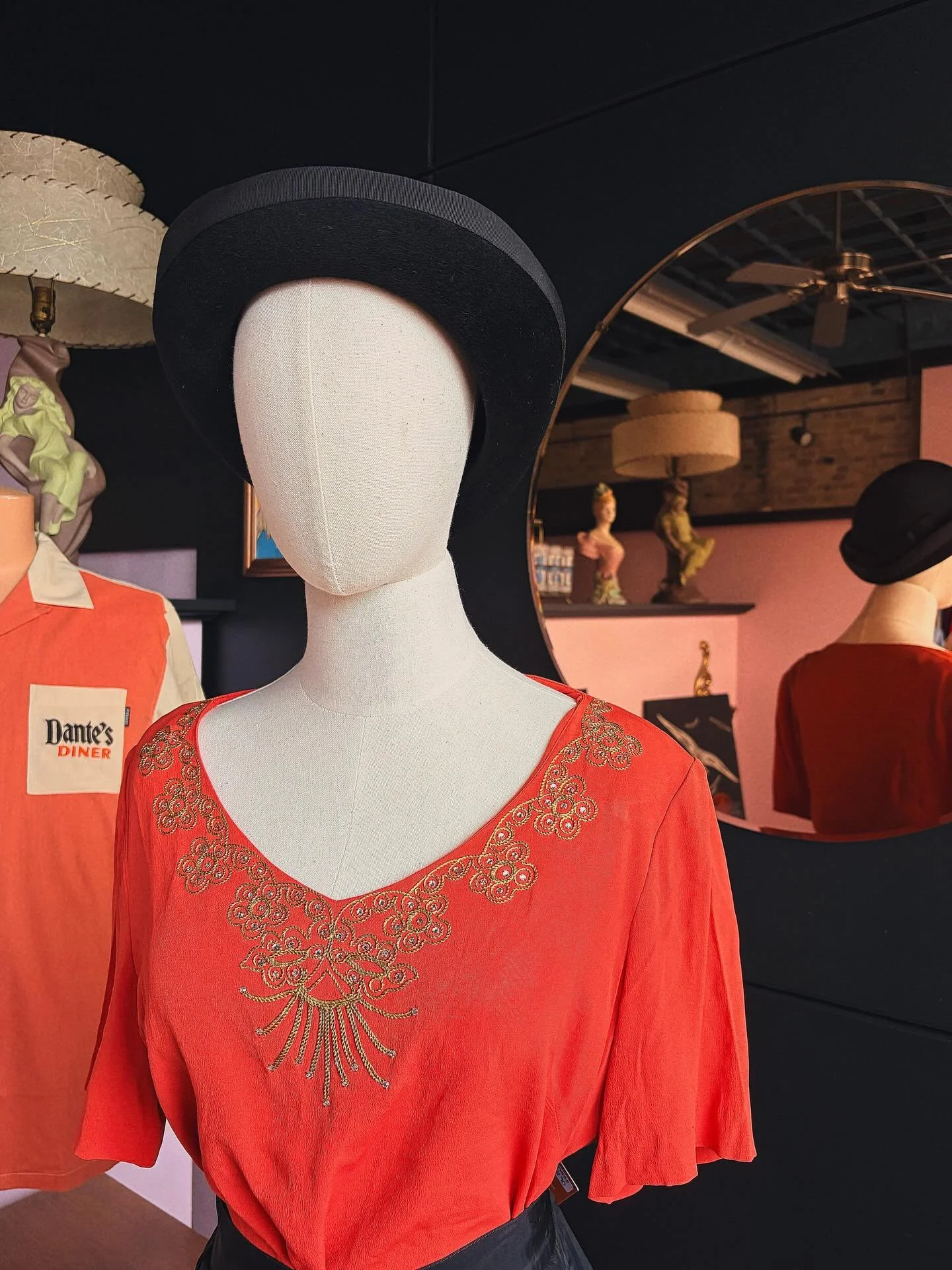 This is a perfect example of trying very hard to not keep some vintage pieces for myself 😬

Snag this 1950s beauty before change my mind 😇 

I can&rsquo;t resist prong-set rhinestones 💎 

OPEN 11-5

#carmineandhayworth