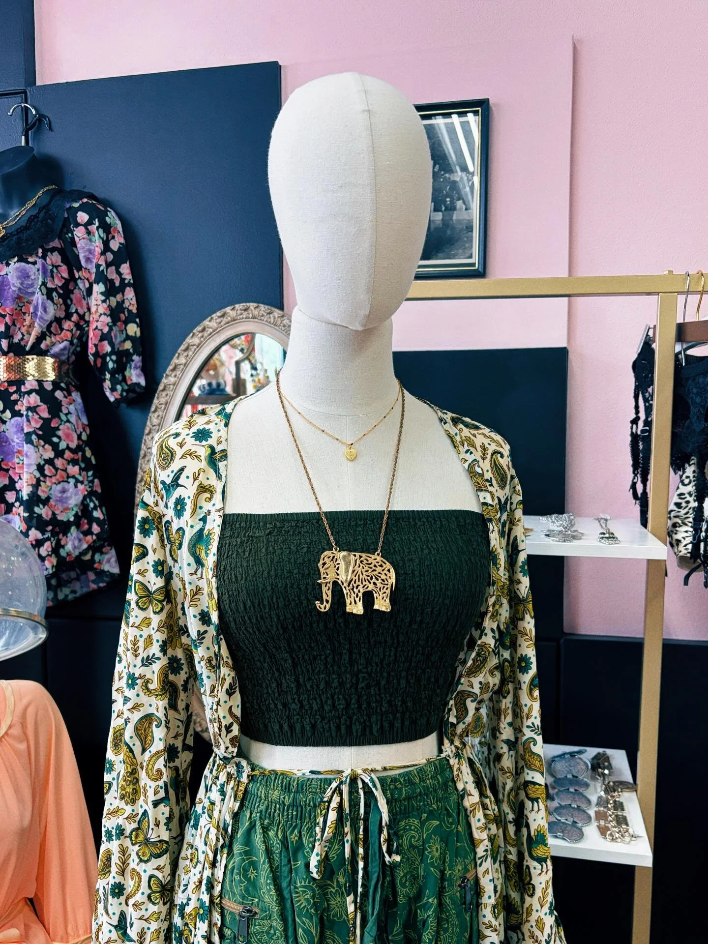 Green with Envy 💚

Here&rsquo;s a heads up for our hours this weekend! ⬇️

FRIDAY 11-5
SATURDAY 11-5
SUNDAY CLOSED

We&rsquo;ll see you soon! 💕

#carmineandhayworth