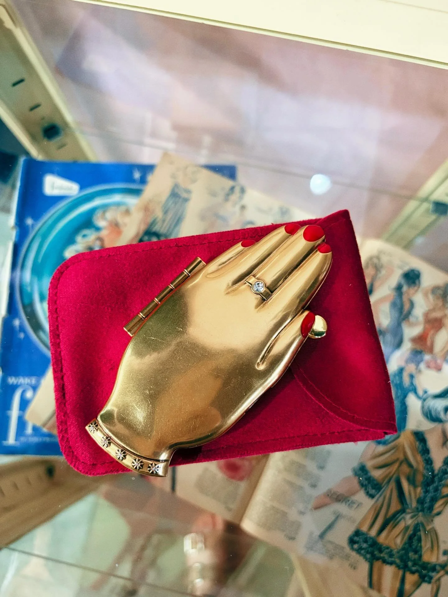 Getting handsy ✋ ✨

I&rsquo;ve always been OBSESSED with the 1940s Volupt&eacute; hand compact mirrors, but they&rsquo;re getting harder to find and very expensive 💰 

Thankfully, @shopofthings gave us this inspired beauty 😍

Available IN-STORE &am