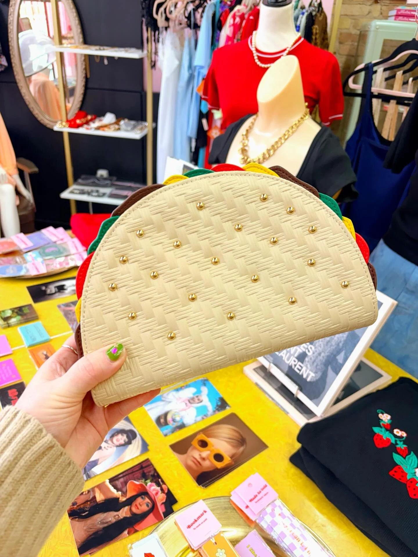 🌮 MUST LOVE TACOS 🌮 

Meet the best handbag ever made 😍

Available IN-STORE &amp; ONLINE ⬇️

🔗 in bio

OPEN 11-5

#carmineandhayworth