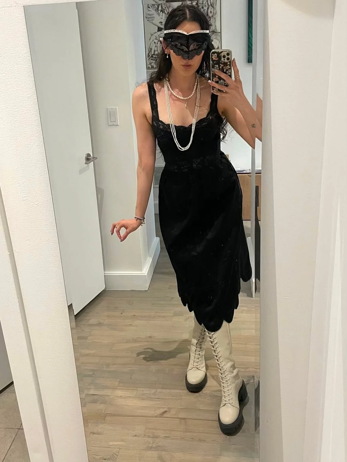 The incomparable Monica ( badass behind everyone&rsquo;s favorite @uyesurana ) styling this killer Edwardian scalloped edge underskirt from the shop 🖤

Lingerie ALL DAY EVERY DAY 💕

#carmineandhayworth