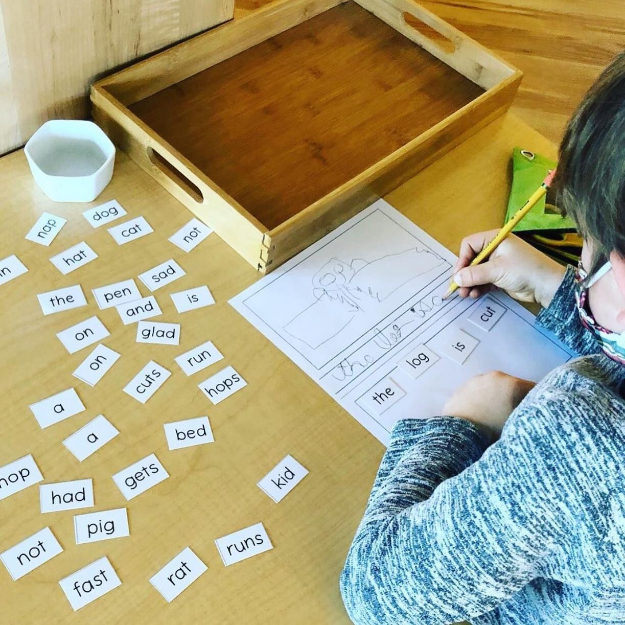 Leave it to @montessoriprimaryguide to get my stuff photographed before me! Here is one of her students working with my Sentence Puzzles and Journal Paper from my Beginner Mini Reading Bundle. ⁣
⁣
You can print words on cardstock, laminate and cut. C
