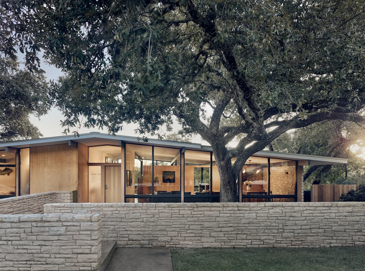 The social side of the house contains the cooking, dining and living spaces flanked by existing space-claiming limestone walls that extend the interiors outdoors.