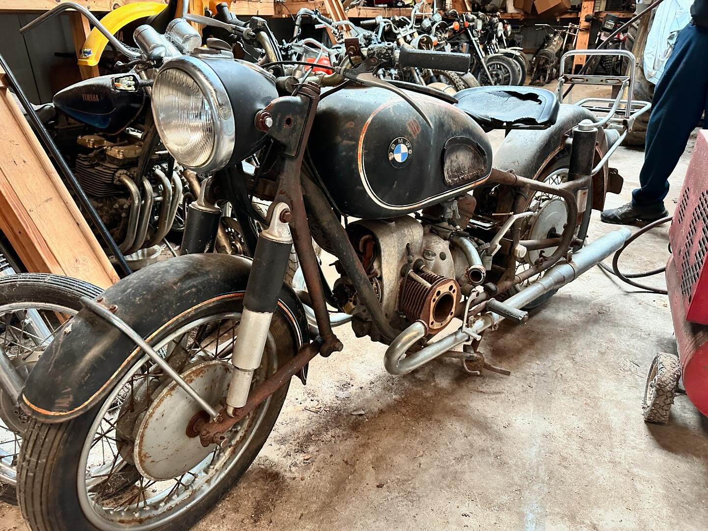 Fun Summer project. 
Needs a coil and carbs rebuilt, but mechanically there. 
2 weeks since I picked it up, headed back to Seattle this weekend to receive some parts and finish. 

🇩🇪🖤🐼🖤🐼🖤 🇩🇪

#bmwslash2 #vintagebmw #r60slash2 #r69s #summerbu