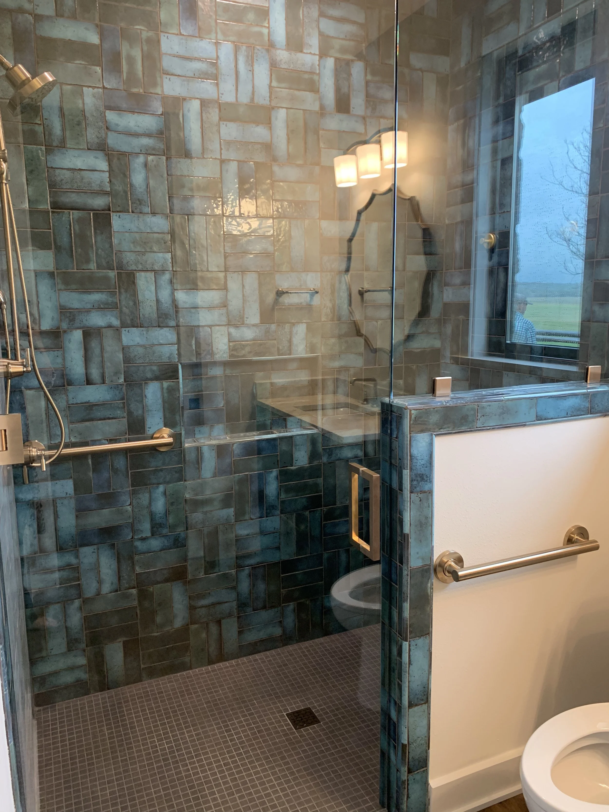 Guest shower.jpg