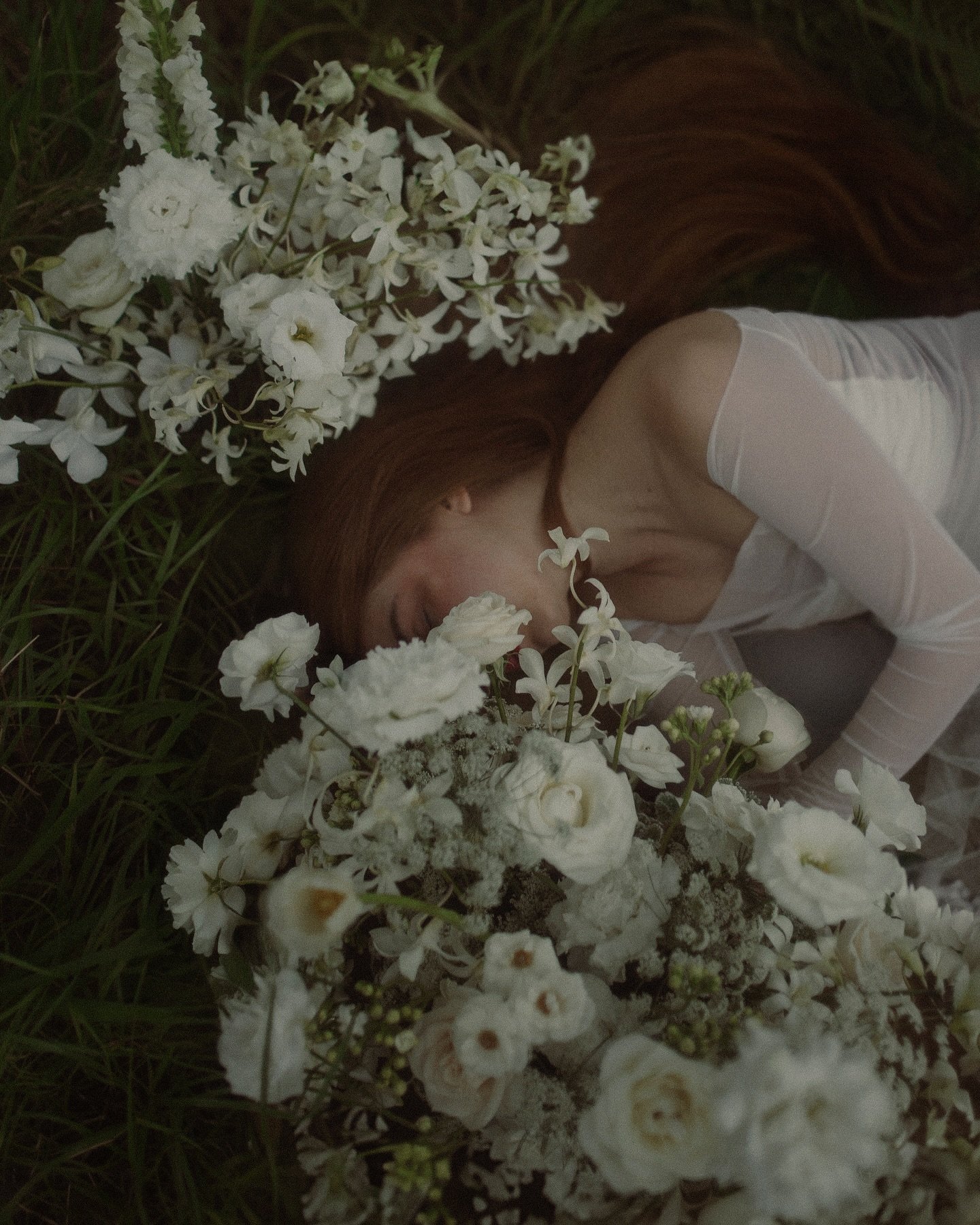 He observado las huellas que ha dejado mi mirada. Todo est&aacute; regresando a mi, y esta vez s&eacute; c&oacute;mo sentirlo. No sab&iacute;a cu&aacute;nto me alejaba, en silencio, de los colores, la luz y la esencia, todo lo que era m&iacute;o...
A