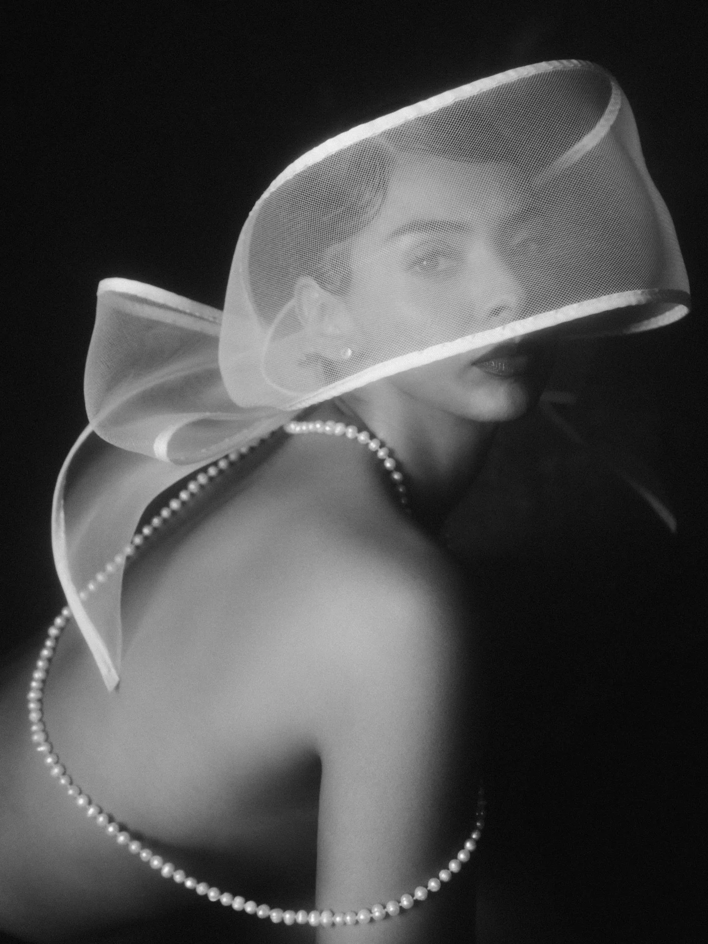 En estos d&iacute;as con Frida hablamos de tragedias, de romance y de todo lo que nos sostiene cuando la vida se desordena.
Para m&iacute;, ella siempre ha sido eso: una mujer con car&aacute;cter, fuerza y esa claridad que te sacude sin pedir permiso