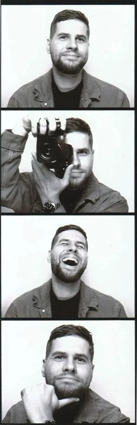 Auf einem Filmstreifen eines Fotoautomaten ist auf vier Schwarz-Weiß-Aufnahmen der Fotograf Marvin Girbig abgebildet, der in verschiedenen Posen und Gesichtsausdrücken sympathisch dargestellt in die Kamera schaut.