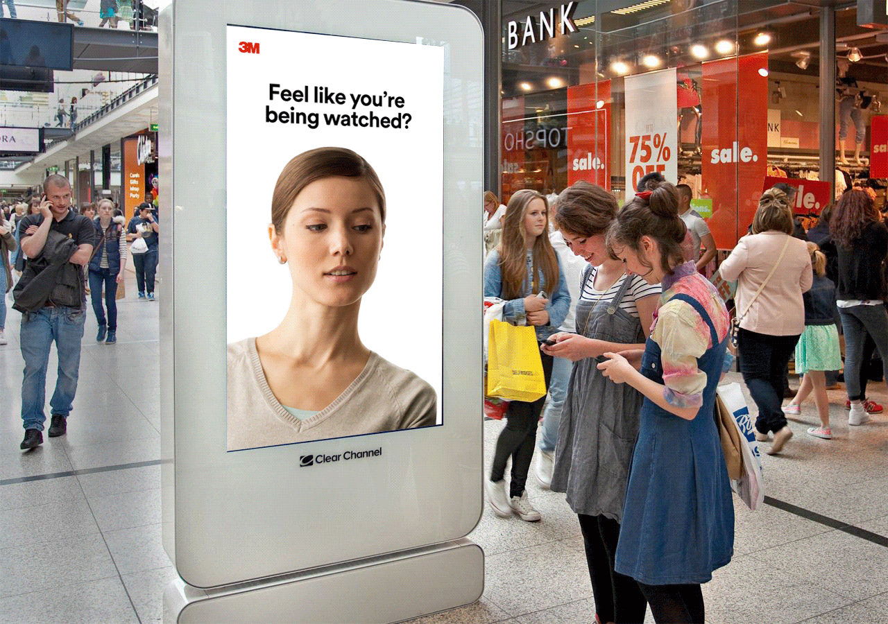 OOH-Woman-Mall-02B.gif