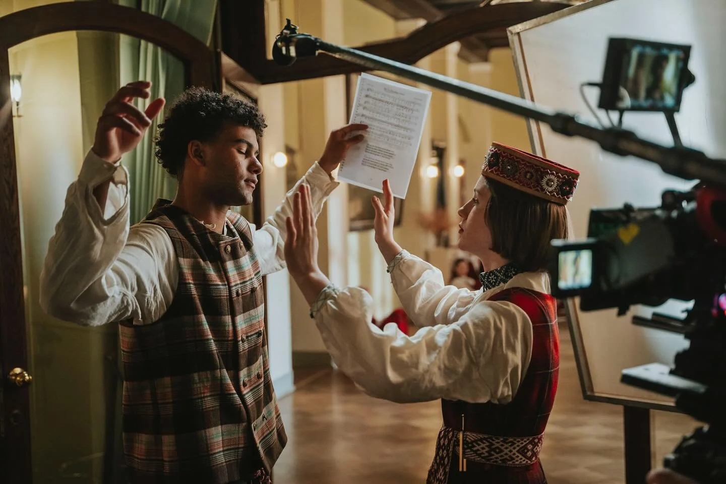 To, ka filmē&scaron;anas lokācija bija fantastiska, to var redzēt fotogrāfijās. Pārējo &ldquo;nespoilosim&rdquo;. Vienīgi gribam atzīmēt, ka galvenais aktieris pats veica visus kaskadieru trikus. Nu labi, tikai vienu triku. Bet scenārija versijas gan