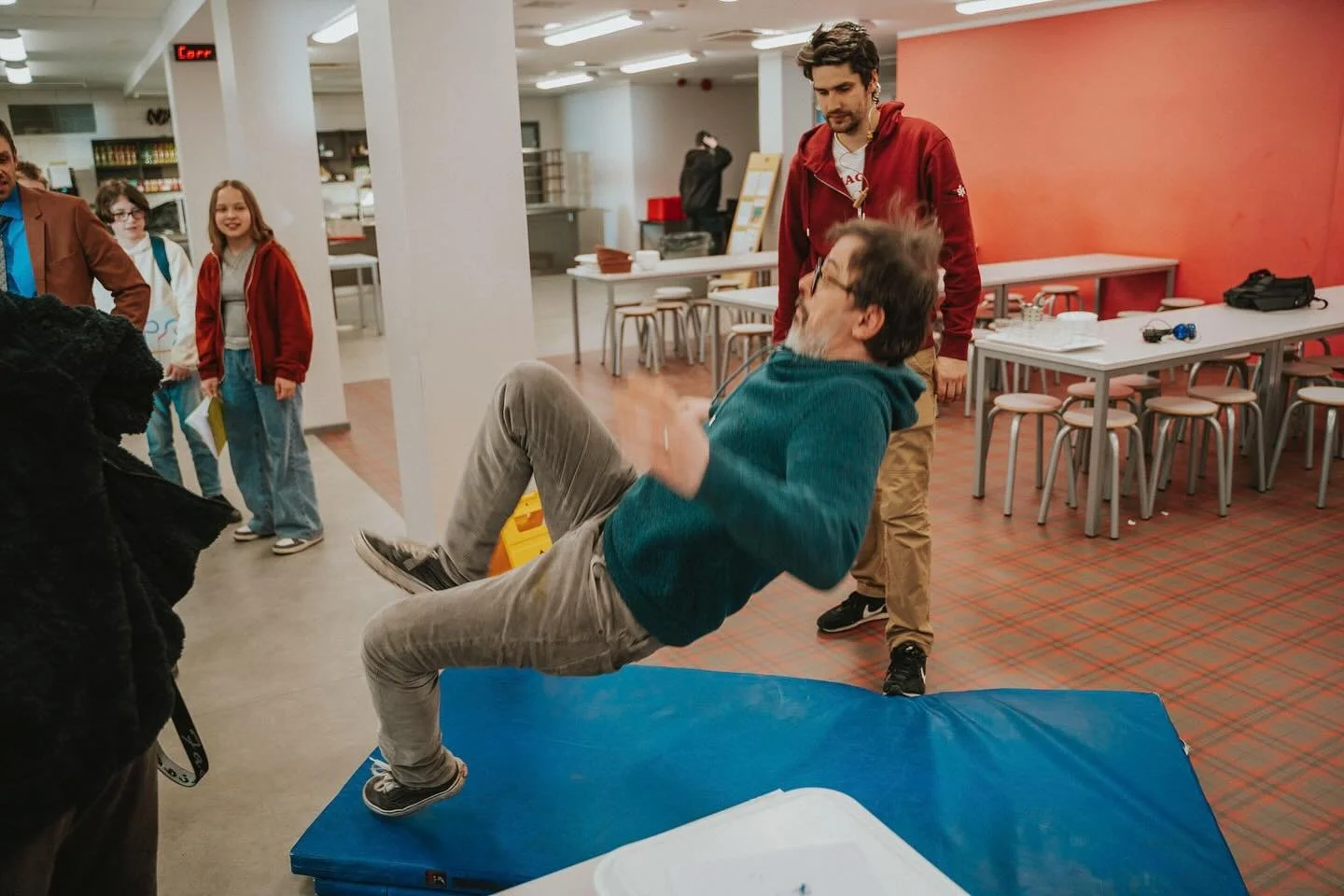 Visticamāk, filmē&scaron;anas procesa fotogrāfijas neliecina, ka &scaron;ī sērija būs zinātniskās fantastikas žanrā. Bet būs! Un, protams, tā būs arī komēdija. Jo Robertam sanāk smieklīgi!
&bull;
Seriāla &ldquo;Kolektīvs&rdquo; 2. sezona
Sērija - &ld