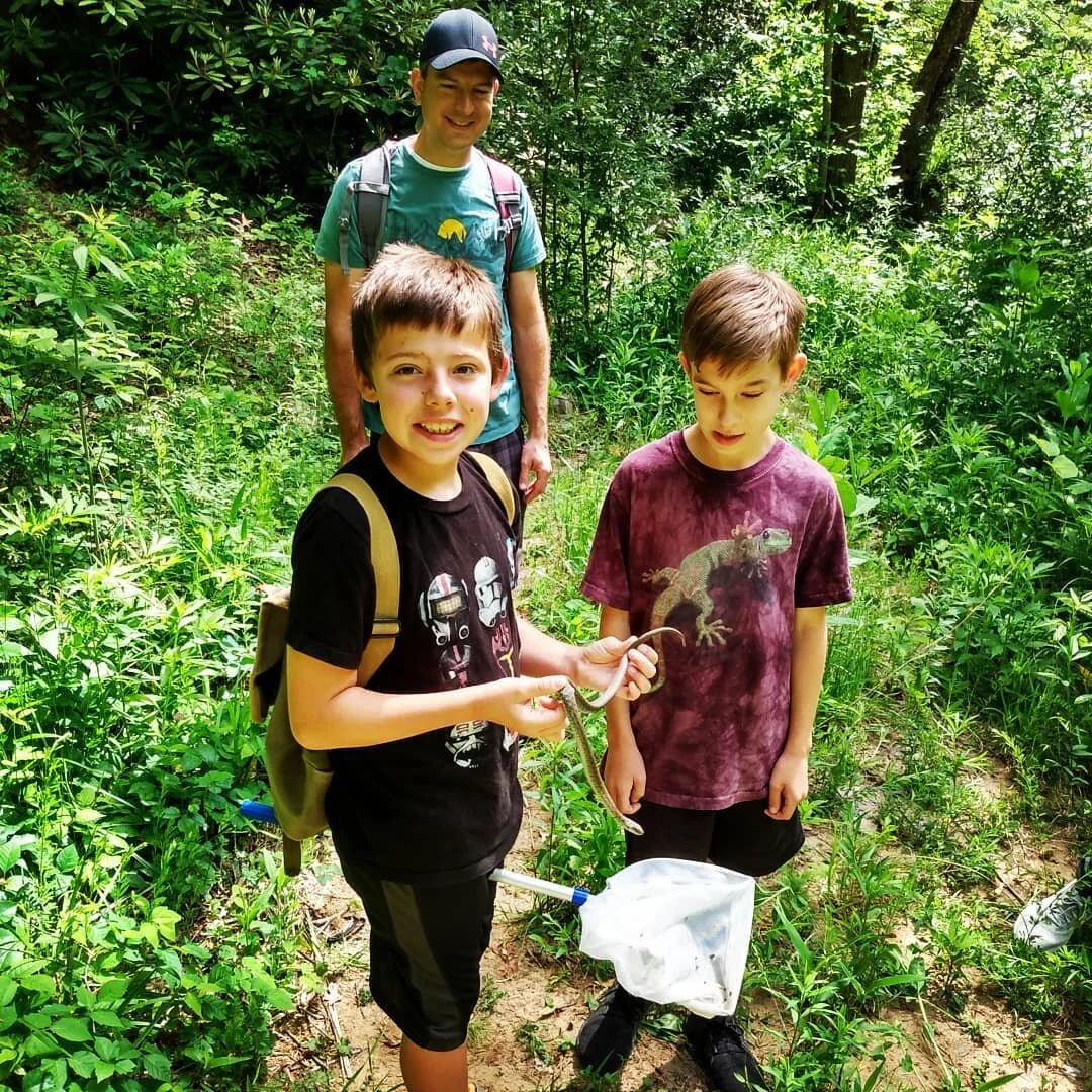 Professional snake catchers in the making! Great day hiking and learning all about reptiles and amphibians.
#snake #herpetology #hikingadventures #hiking