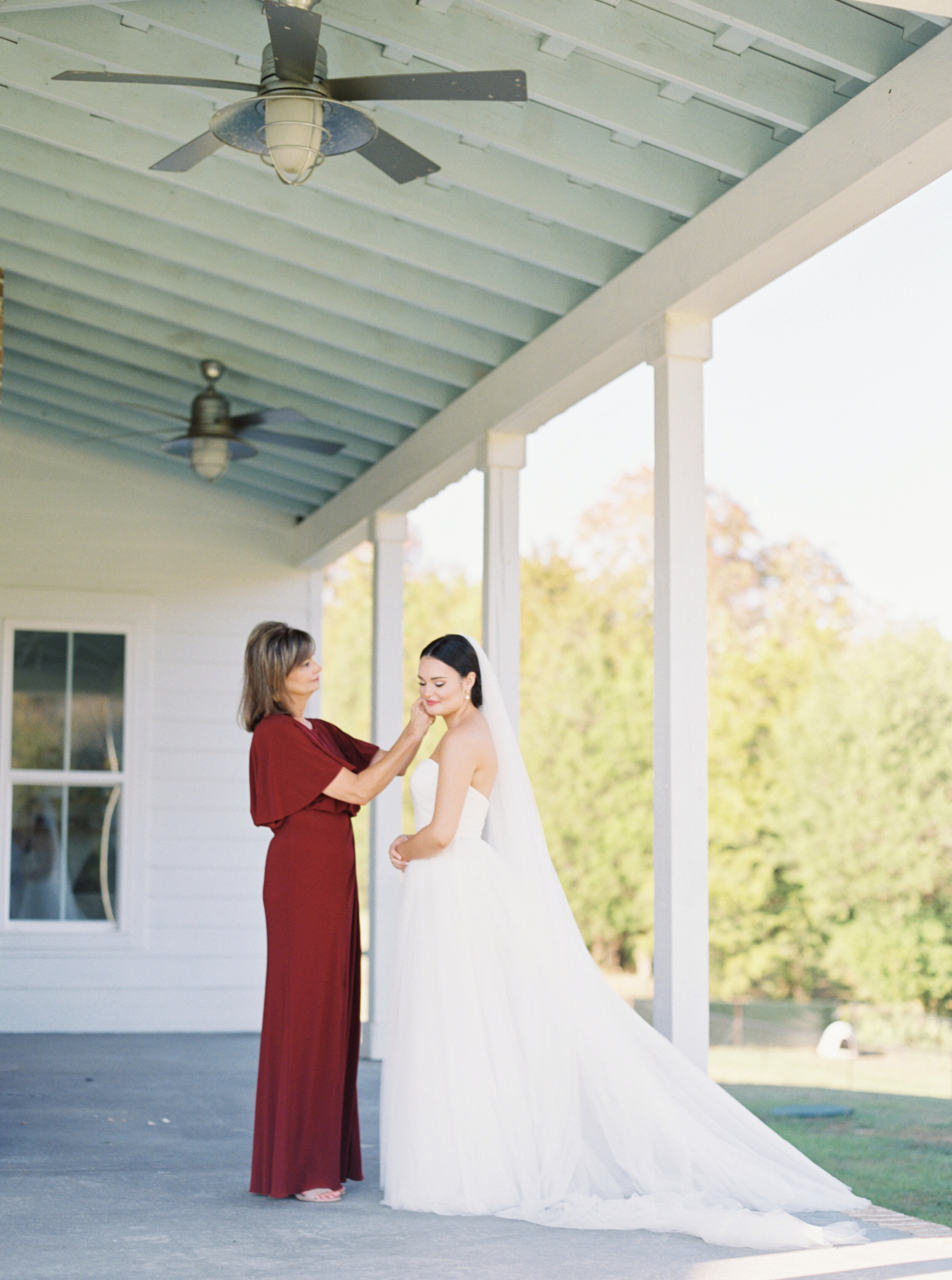 Morgan_Riley_Wedding_Tennessee_Farmhouse_KNoxville_Abigail_Malone_Photography-90.jpg