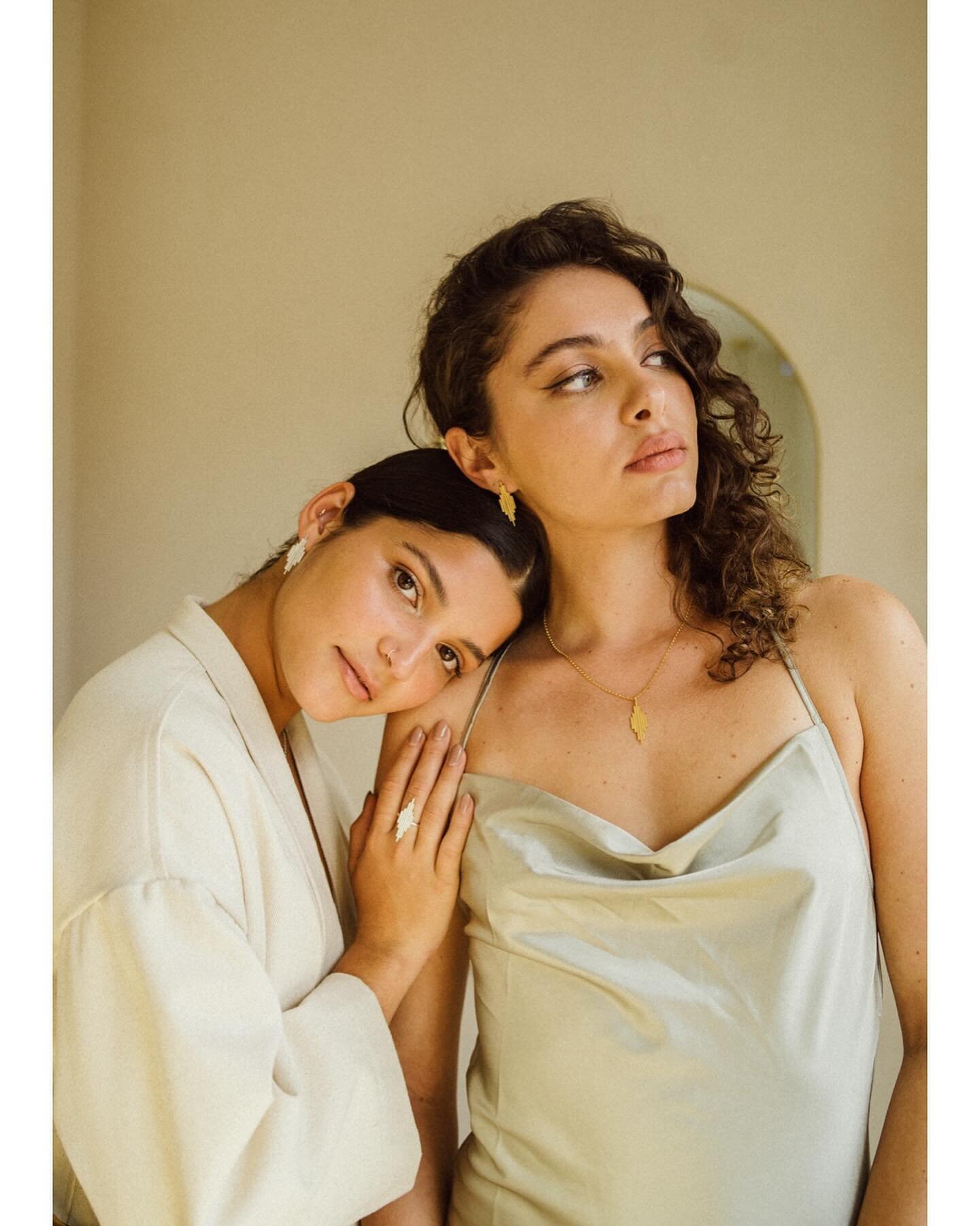 Throwback to a shoot in the summer 🤍 Kezia and Sita modelling @rebeccafurzejewellery beautiful handmade jewels at her dreamy shop in Totnes, Devon. I&rsquo;ll be helping Becca out this weekend at @nativemakers come and see us amongst other handcraft