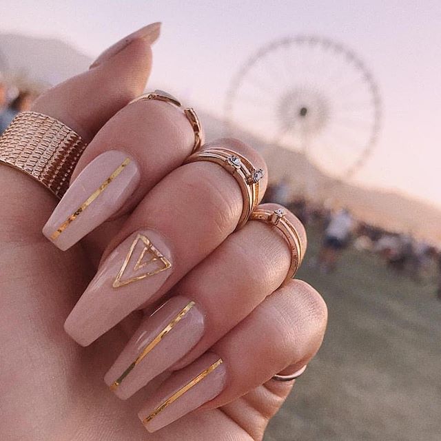 Impressed with mani AND this crazy photo op! 😍🎡 Who was at #coachella this weekend?? We can't wait to see all the nail trends from this #festivalseason! 💅
.
PC: @lolaliner
.
.
.
#thenailconnoisseur #nail #nails #nailart #nailswag #nailstagram #nai