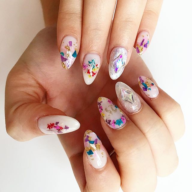 Dali's birthday nails revealed! Real flowers + gold flakes + crystals ✨ What do you think of this design?
.
Done by @rounge_nail_newyork inspired by @rinachi.t 💖
.
#thenailconnoisseur #nail #nails #nailart #nailswag #nailstagram #nailsofinstagram #n
