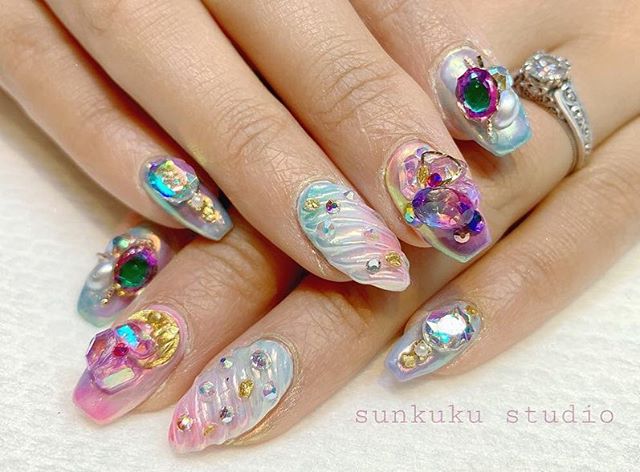 Crazy abstract Unicron nails by @sunnysunkuku 🦄😍 the iridescent pastel ombre is to die for!!
.
.
.
#thenailconnoisseur #nail #nails #nailart #nailswag #nailstagram #nailsofinstagram #naildesign #nailaddict #nails💅#unique #notd #nailsoftheday #geln