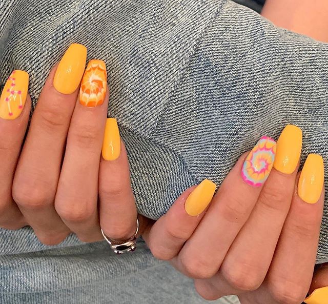 Kick off spring with tie die nails like @gigihadid 🌼🌞 She also added her sign #taurus in honor of her 24th birthday! ♉️🎂
.
PC: @nailsbymei
.
.
.
#thenailconnoisseur #nail #nails #nailart #nailswag #nailstagram #nailsofinstagram #naildesign #nailad