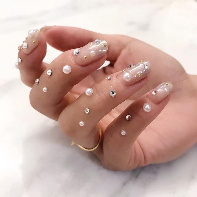 Starting off the week with this fun design by @erikaf_official! Getting lots of #metgala vibes ✨
.
.
.
 #thenailconnoisseur #nail #nails #nailart #nailswag #nailstagram #nailsofinstagram #naildesign #nailaddict #nails💅#unique #notd #nailsoftheday #g