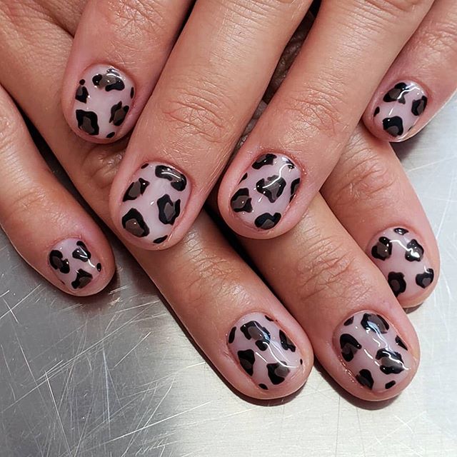 First cheetah skirts, now cheetah nails?! This 2000's print has definitely made a comeback for summer '19 🐆 Get on the trend with this design by @hannah.k.nails ❤️
.
.
.
 #thenailconnoisseur #nail #nails #nailart #nailswag #nailstagram #nailsofinsta