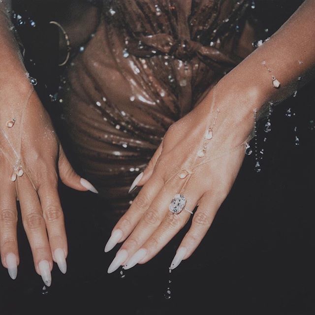 Rainy day #mood...@kimkardashian's nail drip from the #metgala💧What did you think of her look?
.
.
.
 #thenailconnoisseur #nail #nails #nailart #nailswag #nailstagram #nailsofinstagram #naildesign #nailaddict #nails💅#unique #notd #nailsoftheday #ge